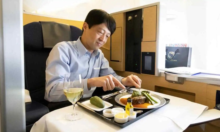 Gast in der Boeing 777 von ANA: Genießen am Boden.