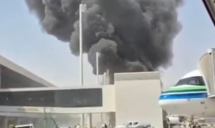 Rauchwolke am Flughafen: Das Bild aus den Sozialen Netzwerken soll den Airport Riyadh zeigen.