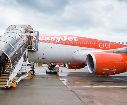 OE-IZO bringt die 35 Passagiere an den neuen BER. Sie flog früher als D-ABNJ für die Air Berlin.