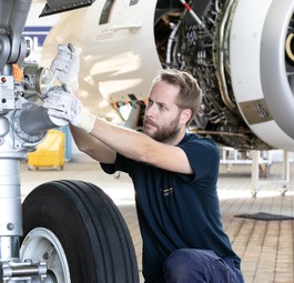 Mitarbeiter von Lufthansa Technik: Die Firma soll wachsen.
