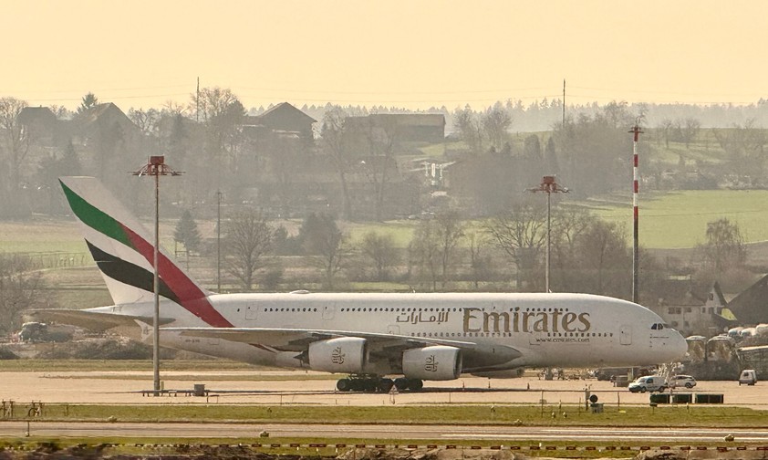 Zu Beginn des Iran-Kriegs in Zürich geparkter Airbus A380 von Emirates: Die Golfairline sieht beste Buchungszahlen.