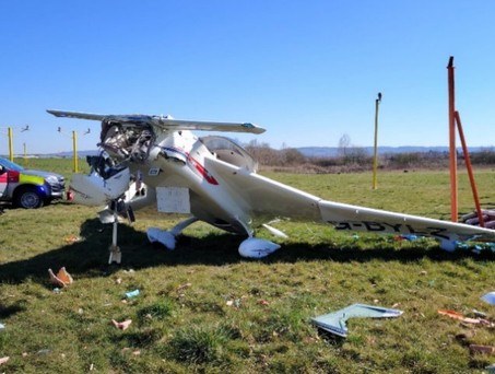 Das Kleinflugzeug nach dem Absturz in Gloucestershire: Der Pilot überlebte leicht verletzt.