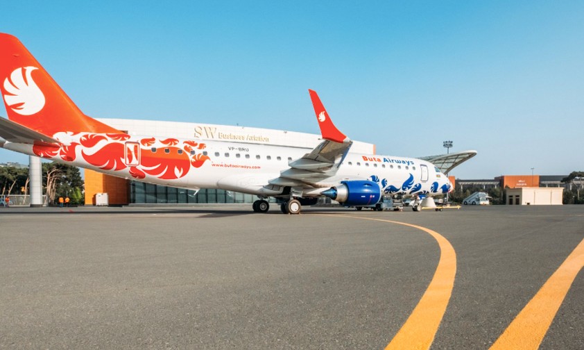 Embraer E-190 von Buta Airways: Die Airline bleibt dem Flugzeug treu.