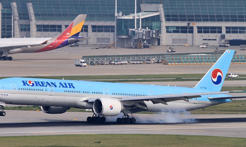 Boeing 777-300 von Korean Air, dahinter ein Jet von Asiana: Bald in einem Terminal.