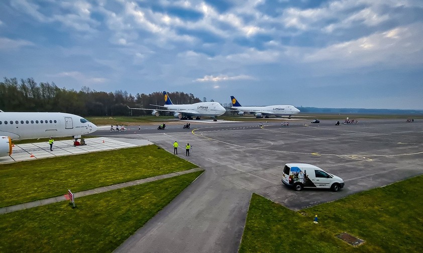 Am 18. April waren die drei Lufthansa-Jumbos (im Bild zwei in der Mitte zu sehen, einer rechts zu erahnen) ...