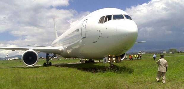 Die Boeing 767 in Arusha: Beim Wenden von der Piste gelangt.
