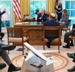 Sitzung von Donal Trump im Oval Office: Ein Modell der neuen Air Force One steht auf einem Tisch.
