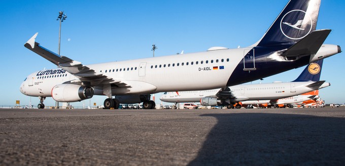 Stillgelegter Lufthansa-Jet am Berliner Flughafen BER: Die Airline muss viele ihrer Flieger außerhalb ihrer Drehkreuze unterbringen.