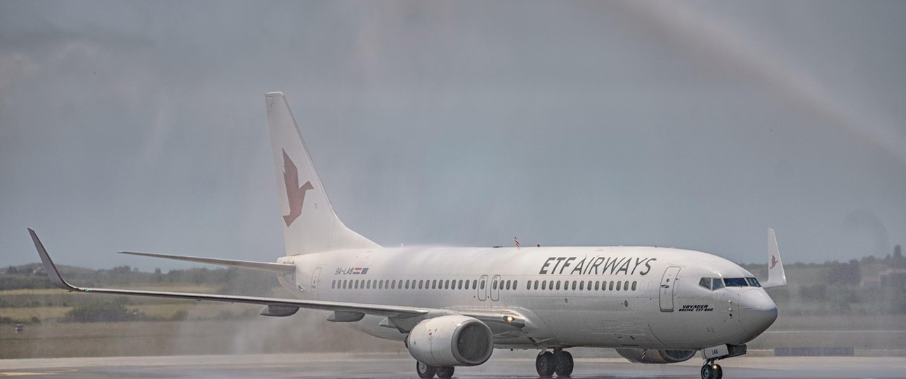 Begrüßung der ersten Boeing 737 von ETF Airways mit Wasserfontäne: