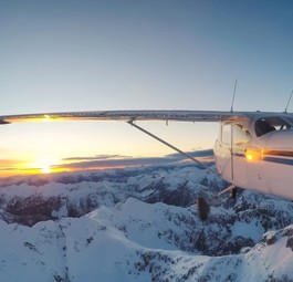 Kleinflugzeug über Bergen: 2035 will die Schweiz einen digital vernetzten Luftraum haben.