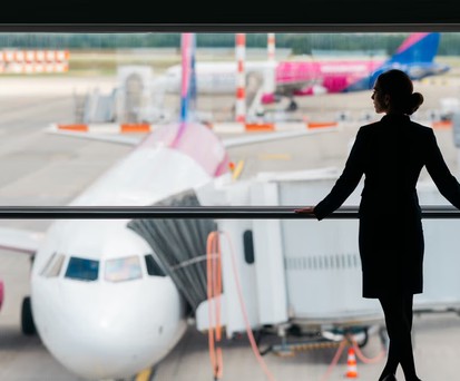 Kabinenpersonal vor einem Wizzair-Flugzeug: Die ungarische Airline soll wieder nach Tuzla fliegen.