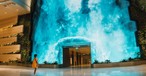 The Wonderfall: Der digitale Wasserfall befindet sich in der Abflughalle des wiedereröffneten T2 des Changi Airport.