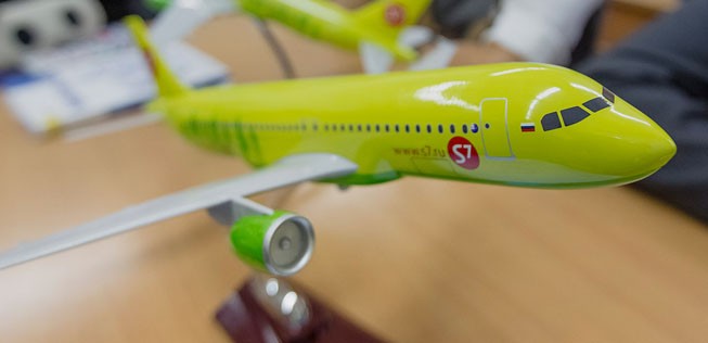 Flugzeugmodell von S7 Airlines: Neu gehören auch Raketen-Plattformen zum Konzern.