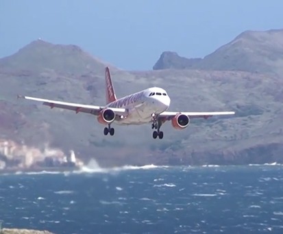 Easyjet-Flieger beim Anflug auf Madeira: Er war nicht der Einzige, der es schwer hatte.