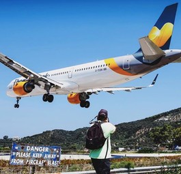 Flughafen Skiathos (Symbolbild): Warnschilder weisen auf den Luftstoß hin.