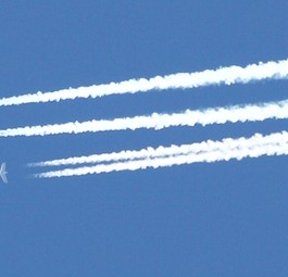 Ein Airbus A319 von Easyjet und eine Embraer ERJ145 begegnen sich: Der Billigflieger ordert weitere Jets.