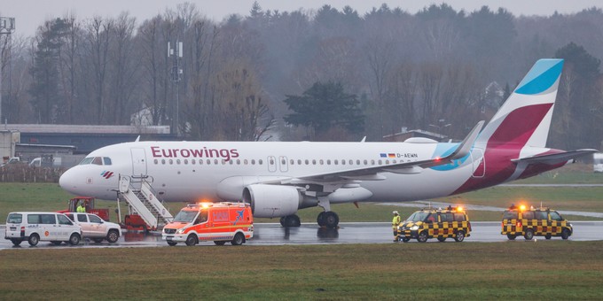 ... am Flughafen Hamburg. Dem Jet mit dem Kennzeichen D-AEWN ...