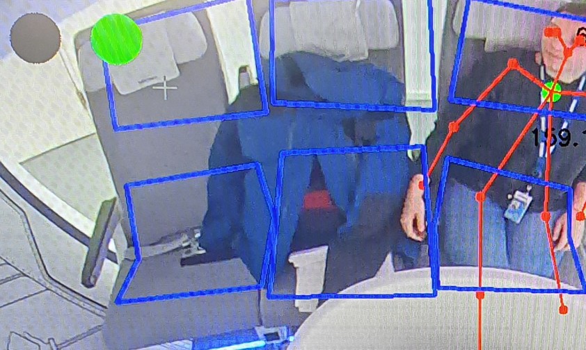 Airbus' Smart Surveillance System: Das System erkennt Kopf- und Körperhaltung des Passagiers ebenso wie den Abstand zum Vordersitz.