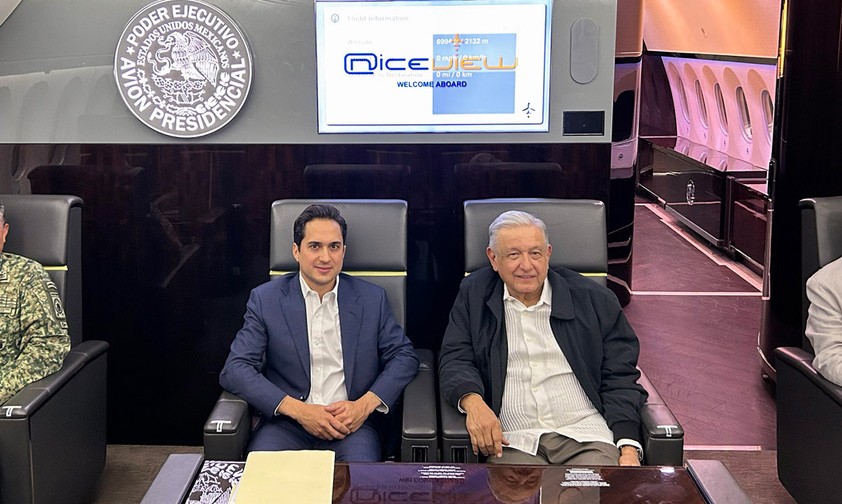 Mexikos Präsident Andrés Manuel López Obrador (Dritter von Links) im Regierungs-Dreamliner: Wollte die Boeing 787-8 nie nutzen.