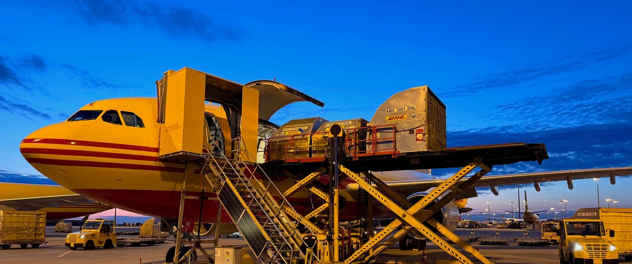 Die Beladung des Airbus A300 von EAT: Nqachts ist viel los in Leipzig.