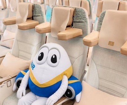Ryanair-Maskottchen im Emirates-Sitz. «Hasse es», schrieb die Airline darunter. 