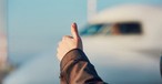 Daumen hoch: Die EU will sicherstellen, dass wirklich nur sichere Flieger in den Luftraum gelangen.