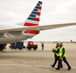 Boeing 737-800 von American Airlines: Die Fluglinie hat die Rechte von Crewmitgliedern eingeschränkt, um Rasissmus vorzubeugen.