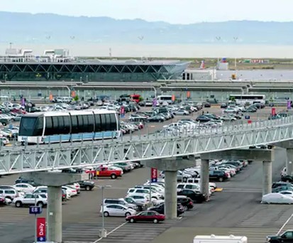 Flughafen Oakland: Im Hintergrund ist die Bucht zu sehen.