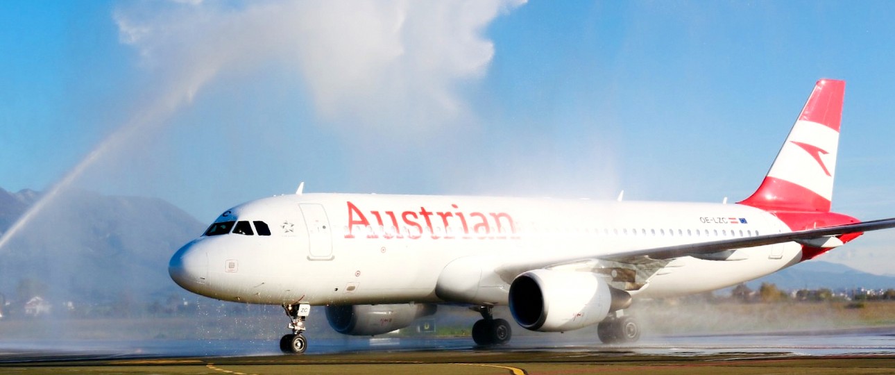 Airbus A320 von Austrian Airlines mit Wasserfontäne in Tirana: Die Fluglinie feiert das 30-jährige Streckenjubiläum.