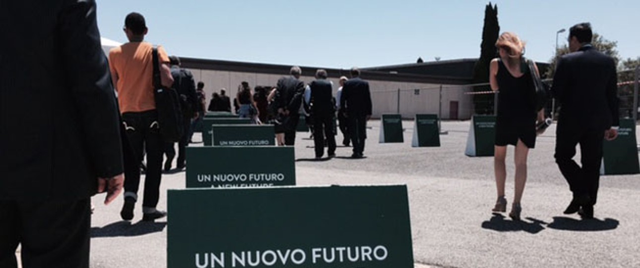 Alitalia will sich transformieren und in eine «neue Zukunft» aufbrechen. Außen wird das durch die veränderte Bemalung gezeigt, innen durch eine neue Kabine.