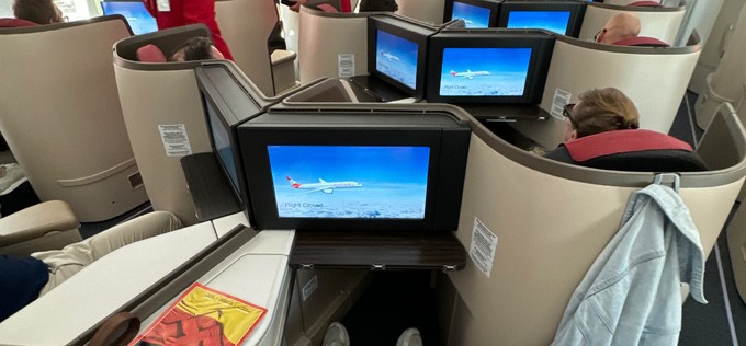 Braun und Beige - und etwas Aua-Farben. So sieht es in der Business Class des neuen Dreamliner von Austrian Airlines aus.