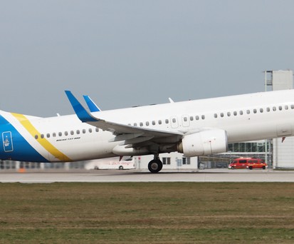 Die UR-PSF im März 2024, in der Zeit bei Windrose Airlines - das Ukraine-International-Logo war damals schon entfernt, der Fly-One-Schriftzug noch nicht aufgebracht: Heute trägt die Boeing 737-800 das Design von Georgian Airways und die Kennung 4L-GTO.