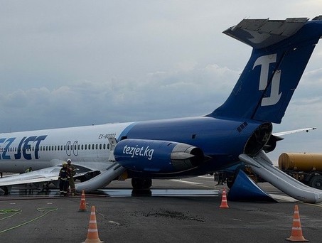 Das Flugzeug von Tez Jet liegt nach dem Fahrwerksbruch auf der linken Seite: Der Flughafen war mehrere Stunden gesperrt.