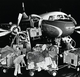 Nachtluftpost wird am Flughafen Frankfurt in eine Convair 440 Metropolitan von Lufthansa verladen: Das Foto entstand um das Jahr 1961.