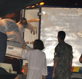 Die ersten im Juni 2009 geborgenen Opfer werden umgeladen: Makaberer Betrug.