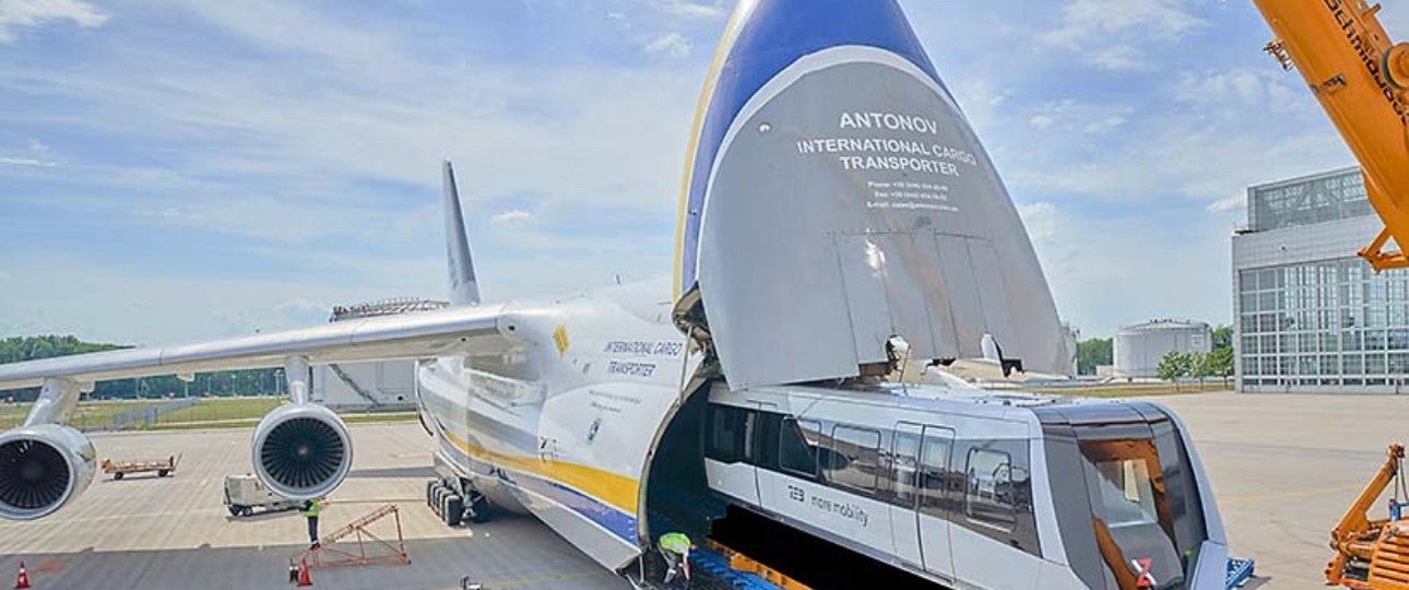 Beladung der Antonov An-124: Zwei Fahrzeuge der TSB Magnetschwebebahn Max Bögl wurden verladen.
