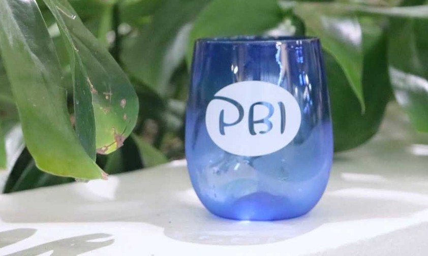 Glas vom mit dem Airportkürzel PBI: Mit der Umbenennung in Donald J. Trump Airport verliert der Airport auch das Kürzel PBI.