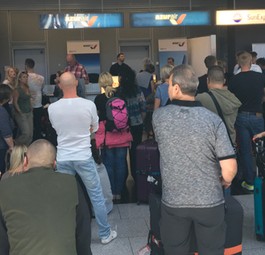 Verärgerte Passagiere: Azur Airs Erstflug startet wohl erst Dienstag.