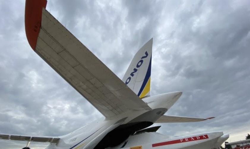 Beladung der An-124: Ingenieure des Herstellers haben dafür gesorgt, dass die Yacht optimal ins Flugzeug geladen wird.