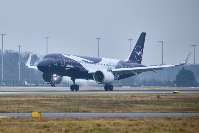 Gleich zwei Airbus A320 Neo tragen das Design - hier die D-AING, ...