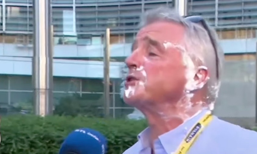 Ryanair-Chef bekommt Torten ins Gesicht