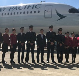 Cathay Pacific hat am 19. Juni 2018 ihren ersten Airbus A350-1000 übernommen (im Bild die Crew des Überführungsfluges nach Hongkong).