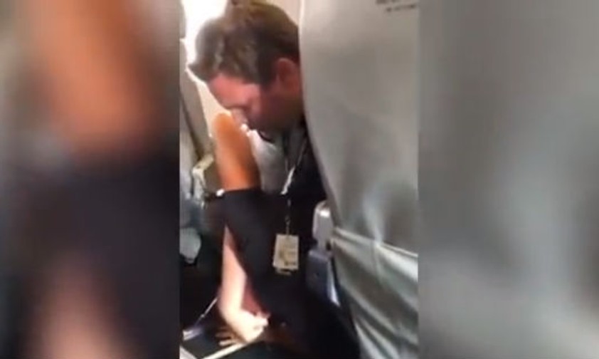 Pilot ringt betrunkenen Fluggast zu Boden