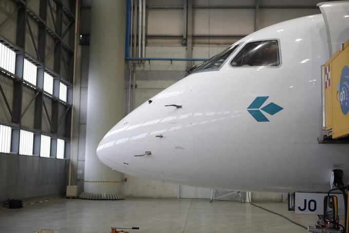 Der so genannte Diamant vor dem Schriftzug «Air Dolomiti» auf dem Rumpf wandert unters Cockpit.