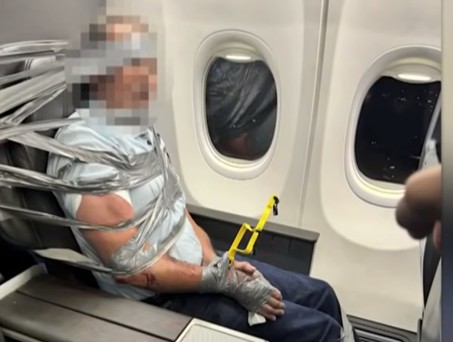 Unruly Passenger auf American-Airlines-Flug: Der Mann wurde fixiert und bei einer Zwischenlandung in Baltimore der Polizei übergeben.