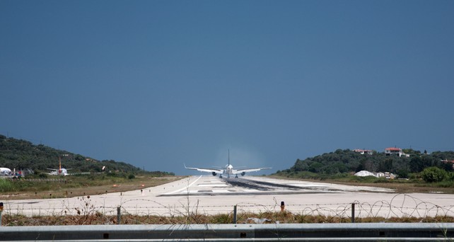 Flugzeug in Skiathos: Die Triebwerke verursachen heftige Winde.