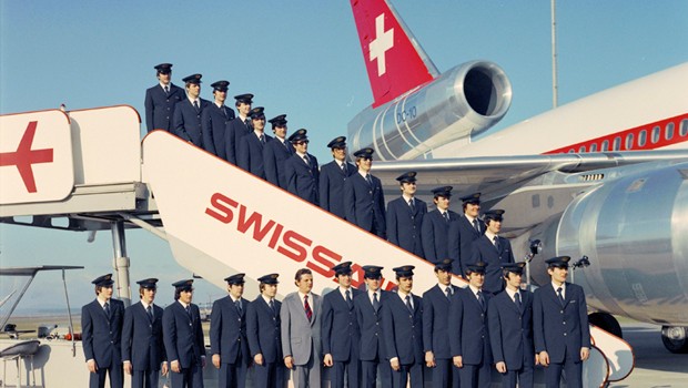 Stewards werden von den Swissair-Fotografen vor einer DC-10 in Szene gesetzt.