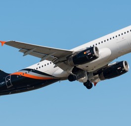 Die G-POWM von Titan Airways: Wird bald als 9H-ZTE registriert.