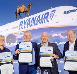 Michael O'Leary (Zweiter von links) und Stan Deal (ganz rechts) bei der Unterzeichnung einer großen Bestellung 2023: Da war die Laune noch gut.