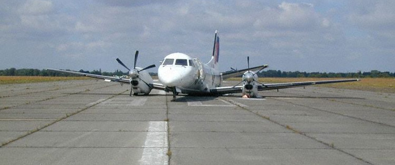 Die verunglückte Saab 2000 von Swiss in Werneuchen: Trug noch Crossair-Lackierung.